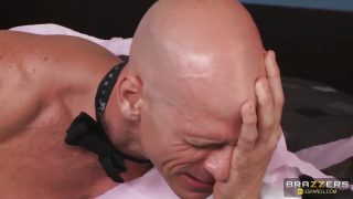 Johnny Sins anaal geneukt met grote tieten getatoeëerd Christy Mack en Madison Ivy in kousen in trio