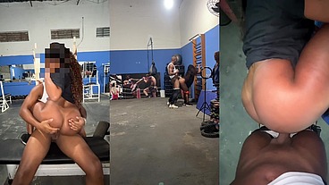 Fui na academia e o personal estava sem cueca. Quando percebi, fiquei toda molhadinha e dei para ele.