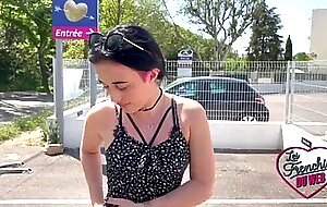 Leila, 18ans, se gode avant de se faire baiser