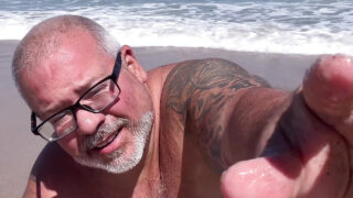 Reifer, behaarter Bären-Po wird von einem großen Schwanz hart gefickt und spritzt dabei ab.