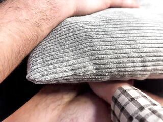 Сводная сестра застукала брата со стояком и помогла быстро кончить