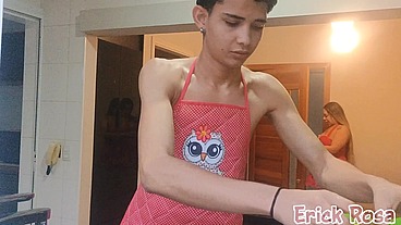 Fui pego espiando minha madrasta ela viu e resolver me punir com seu Cu maravilhoso
