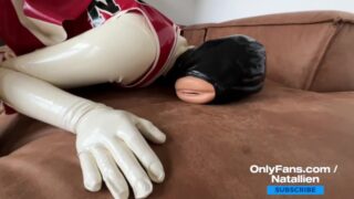 Fisting – une salope en latex se fait sodomiser