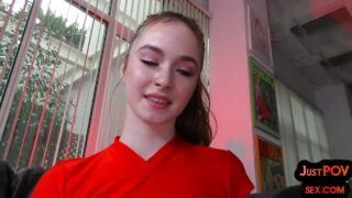 Hazel Moore chevauche une grosse bite dans une chaude balade anale en POV.