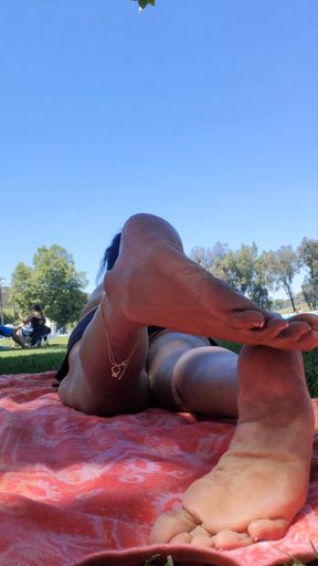 PUBLIC FEET▪︎ MILF at the waterpark (The Pose)