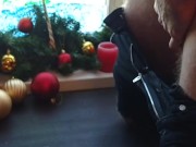 парень дрочит член и ласкает задницу на столе