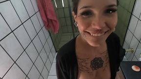 esposa toma rola do marido no banheiro antes de dar pro amigo dotado no quarto.