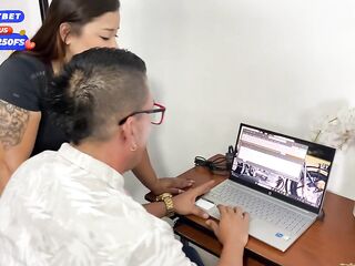 Mi compañero Nerd de Universidad me ayuda con mi trabajo, lo dejo follarme a cambio