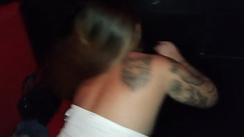 Fui no swing entrei no gloryholi e chupei muito rola e levei na buceta. Veja completo no Red e sheer