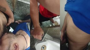 um gay gostoso e com tesao no banheiro do shopping