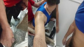 um gay gostoso e com tesao no banheiro do shopping