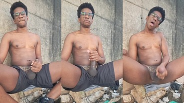 Batendo uma punheta gostosa e gozando em público