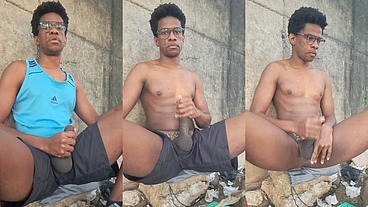 Batendo uma punheta gostosa e gozando em público