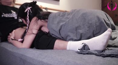 (Pre) Watching Netflix with her stepbrother, she started squirting while having an orgasm / miuzxc