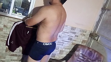 Hombre se pajea amateur jalando de su polla