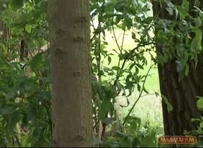 Lesbischer Sex Im Wald Mit Anschliessendem Blowjob Mit Einem Fremden (bw)