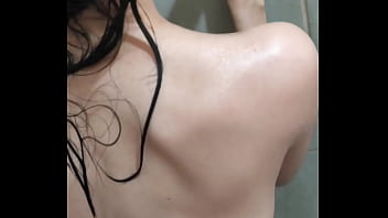 Banho com boquete e sexo com gozada na boca