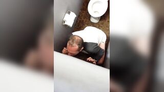 Watch this amateur guy stroke his big dick in the toilet and get a hot load on his face