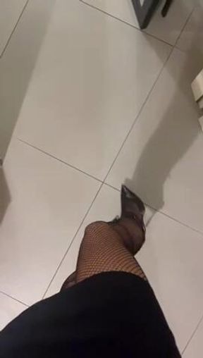 FETISH VIDEO! Calze a rete, Casadei e Gambe! Fishnet Stockings, Casadei shoes and Legs!