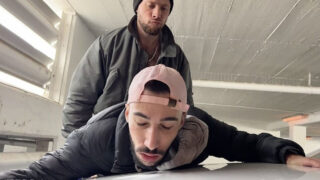 Unge amatør arabiske twinks med hårete kropper gir slurvete munnsex og tar stor pikk uten kondom før de svelger masse