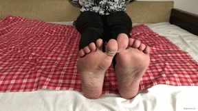 TICKLISH FEET FINGERS VS FEATHER TICKLING - MP4 HD