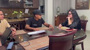 madrastra tetona es follada por la gran polla del mejor amigo de su hijastro y recibe la leche en su boca! rapido cogeme mientras el hace su tarea!