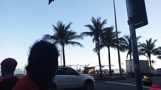 Macaco ventura no Rio de Janeiro goza em casa abandonada