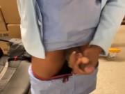 Infirmier qui ce masturbe la grosse la bite bien dur dans un local
