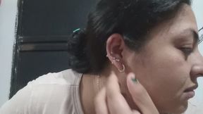 Aretes de una oreja pequeña.