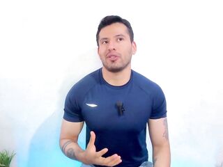 Hombre Cuabano hetero dotado de 25cm permite que masajista de pies le de sexo oral hasta correrse