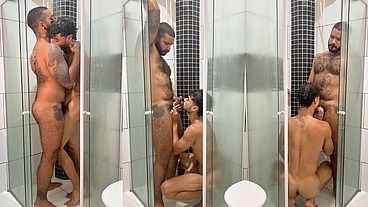 Putariazinha com meu amigo no banho