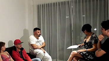 terapia de grupo se transforma en terrible orgia , todos los pacientes se cojen a la psicologa