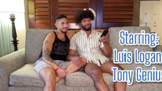 O amador americano tatuado Luis Logan se masturba e transa sem camisinha com seu cu apertado.