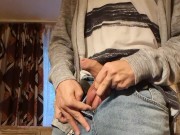 Er holt nicht nur den Penis sondern auch seine Hoden aus der Hose