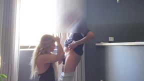 dando gostoso para o vidraceiro em troca de desconto