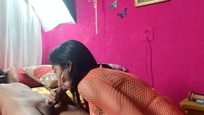 Boneca pega miche e mete no cuzinho no pelo