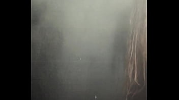 caminhoneira toda molhadinha no banheiro do posto