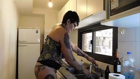 ESTRENO  . VA A PEDIR  UNA TAZA DE AZUCAR Y LA VECINA MUY  PUTA  LO COJE  HASTA SECARLO