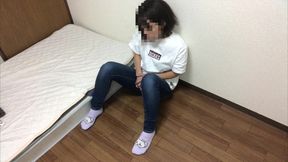 女子◯生の休みの日のオナニー風景。ベッドをえっちな液で汚したくないのでベッドの隅でオモチャでイキまくって痙攣でお◯らししてしまう。。