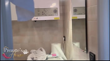 Hora do banho, trai&ccedil_&atilde_o de macho casado Dotado 22 Safado botando a trans pra mamar no banheiro.