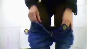 Chica ardiente y sucia follando en el baño