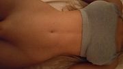 Culona en top deportivo se queda sin panties en mi cama