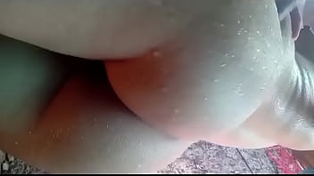 Moviendo las nalgas mientras me ba&ntilde_o