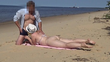 Funny beach - Acquaintance with juicy milf