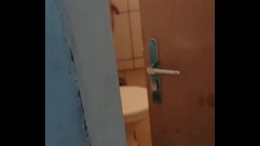 Filmei meu tio batendo punheta durante o banho - PARTE 1
