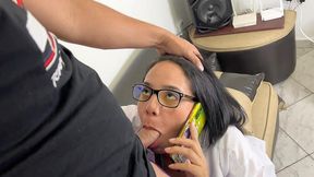 madrastra doctora hablando por telefono con su marido mientras le hace garganta profunda a su hijastro pervertido