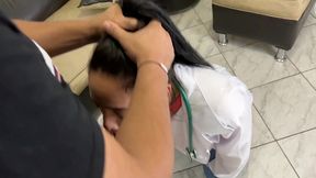 madrastra doctora hablando por telefono con su marido mientras le hace garganta profunda a su hijastro pervertido