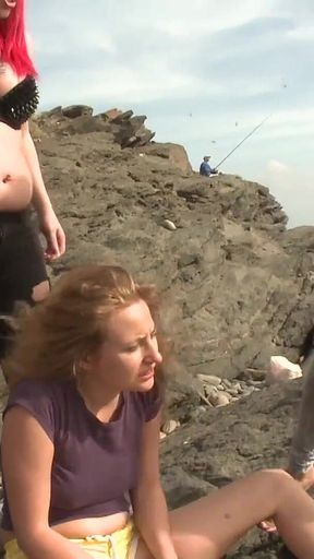 Hairpulling Fight Extreme on the Rocks by Peneloppe Ferre and Stonmy Vs Kiki