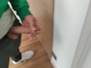 MASTURBA su ENORME y JUGOSA POLLA frente al ESPEJO