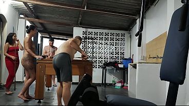 jogando bilhar com as meias-irmas, duas rabudas